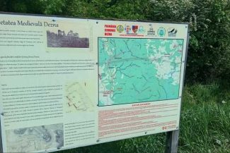 Arad: Cetatea Dezna atrage mii de turiști după amenajarea primului traseu local via ferrata