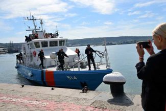 Zece marinari sunt dați dispăruți după ce nava lor a fost lovită de drone în Marea Neagră