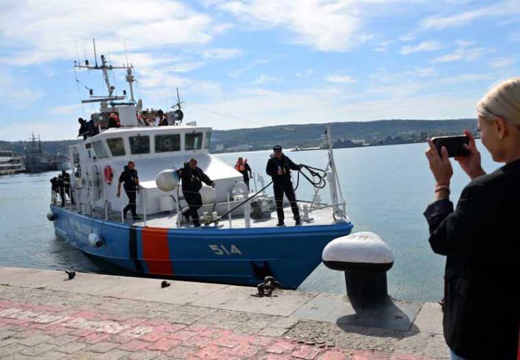 Zece marinari sunt dați dispăruți după ce nava lor a fost lovită de drone în Marea Neagră