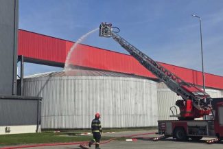 Buzău: Simulare de intervenție a pompierilor la un accident chimic într-o fabrică, cu răniți și pagube materiale