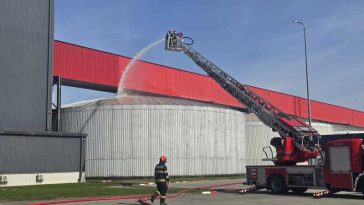 VIDEO Buzău: Simulare de intervenție a pompierilor la un accident chimic într-o fabrică, cu răniți și pagube materiale