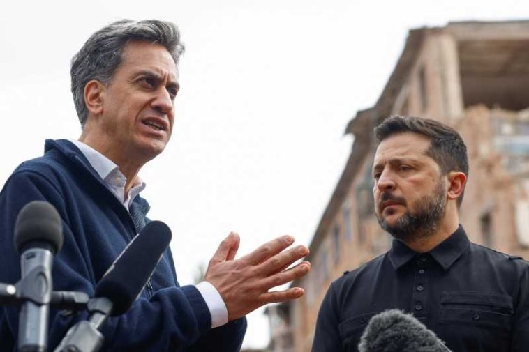 Ministrul de externe britanic Ed Miliband afirmă că Putin ‘terorizează’ civilii pentru a câștiga războiul din #Ucraina