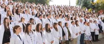 Mureș: Studenții de anul I la medicină și medicină militară îmbracă prima dată halatul alb, într-o ceremonie