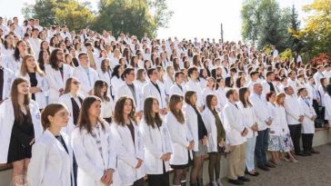Mureș: Studenții de anul I la medicină și medicină militară îmbracă prima dată halatul alb, într-o ceremonie
