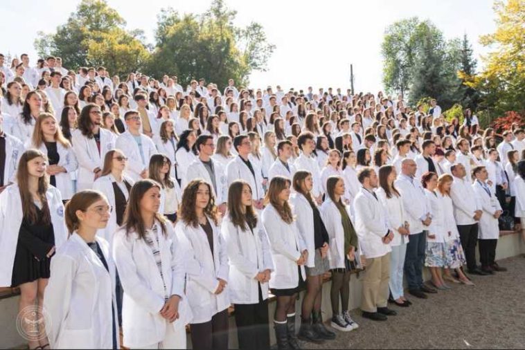 Mureș: Studenții de anul I la medicină și medicină militară îmbracă prima dată halatul alb, într-o ceremonie
