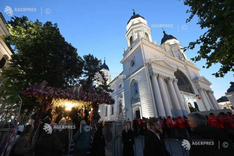 Iași: Aproximativ 32.000 de pelerini s-au închinat la Sfânta Cuvioasă Parascheva; alți 4.000 așteaptă să ajungă la raclă (GALERIE FOTO)