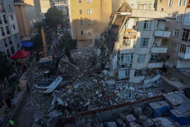 Turcia: Cinci morți, între care trei copii, după prăbușirea unei clădiri la Istanbul