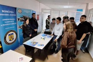 Arad: Mai multe locuri de muncă oferite la bursa pentru absolvenți decât persoane interesate (GALERIE FOTO)