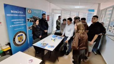 Arad: Mai multe locuri de muncă oferite la bursa pentru absolvenți decât persoane interesate (GALERIE FOTO)