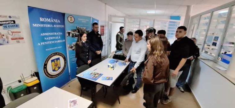 Arad: Mai multe locuri de muncă oferite la bursa pentru absolvenți decât persoane interesate (GALERIE FOTO)