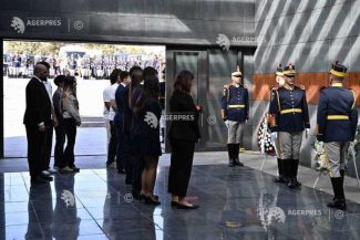 Oameni politici, diplomați și elevi – la ceremonia de comemorare a victimelor Holocaustului din România (GALERIE FOTO)