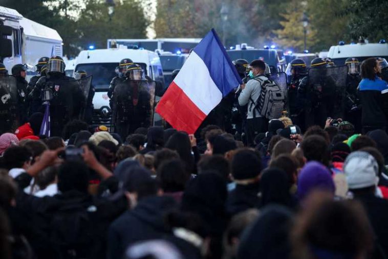 Franța: Peste 6.900 de rețineri de la începutul protestelor elevilor