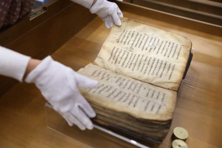 BTA/ Manuscrise din secolul al X-lea, expuse la Biblioteca Națională din Sofia