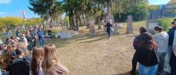 Harghita: Elevi și profesori au participat la un eveniment de comemorare a victimelor Holocaustului, la cimitirul evreiesc din Miercurea-Ciuc