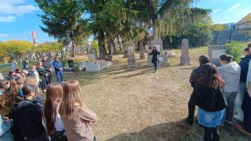 Harghita: Elevi și profesori au participat la un eveniment de comemorare a victimelor Holocaustului, la cimitirul evreiesc din Miercurea-Ciuc