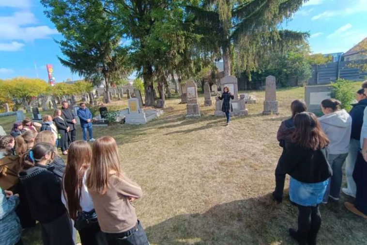 Harghita: Elevi și profesori au participat la un eveniment de comemorare a victimelor Holocaustului, la cimitirul evreiesc din Miercurea-Ciuc