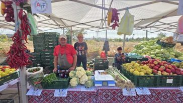 REPORTAJ/Olt: Bunătățile tradiționale de la Zilele Recoltei, cumpărate de clienți în cantități mici, ‘de poftă’, spun producătorii