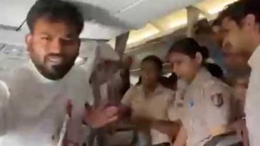 Liderul Partidului Gândacilor din India a fost arestat înaintea unui protest împotriva Comisiei Electorale