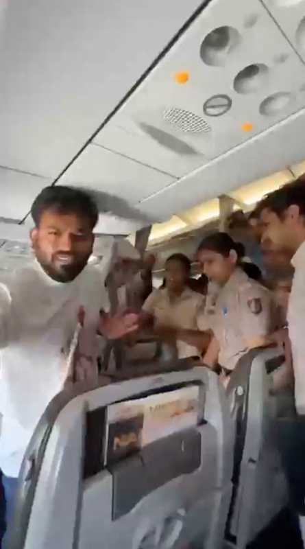 Liderul Partidului Gândacilor din India a fost arestat înaintea unui protest împotriva Comisiei Electorale