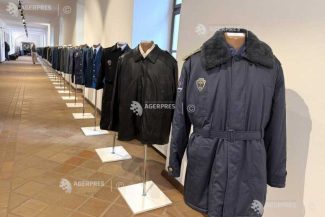 Bihor: Uniforme militare și caschete – în expoziție la Muzeul Orașului Oradea