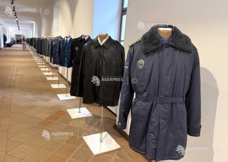 Bihor: Uniforme militare și caschete – în expoziție la Muzeul Orașului Oradea