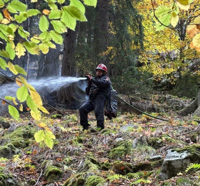 Hunedoara: Incendiul din Parcul Național Retezat, activ de peste două săptămâni; aproximativ cinci hectare-afectate (GALERIE FOTO)