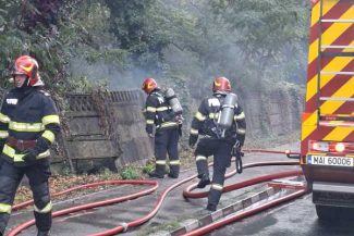 Vâlcea: Incendiu la o clădire din incinta fostei unități militare din Vlădești