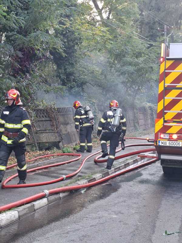 Vâlcea: Incendiu la o clădire din incinta fostei unități militare din Vlădești