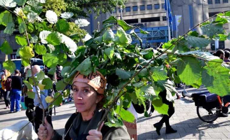 Zeci de mii de oameni au manifestat la Bruxelles pentru a cere măsuri mai ferme împotriva schimbărilor climatice (FOTO/VIDEO)
