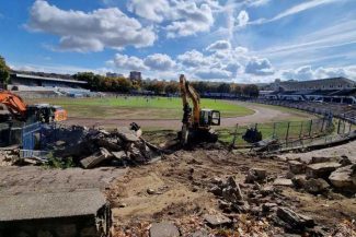 Fotbal: Au început lucrările de demolare a vechiului stadion Corvinul din Hunedoara