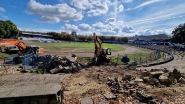 Fotbal: Au început lucrările de demolare a vechiului stadion Corvinul din Hunedoara