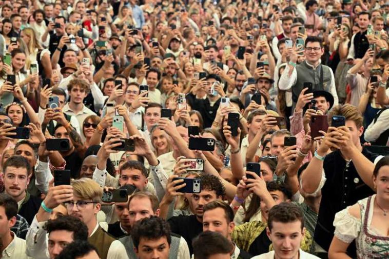 Vânzările de smartphone-uri au coborât la cel mai redus nivel din ultimii 14 ani