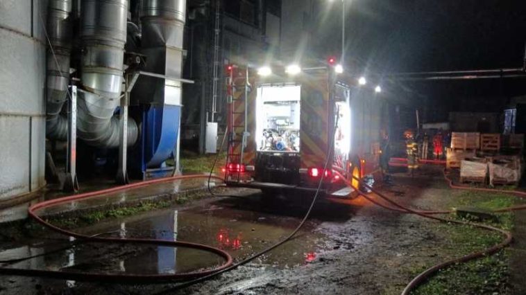 Harghita: Incendiu la un siloz de rumeguș al unei firme de prelucrare a lemnului din Miercurea-Ciuc