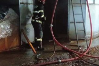 Harghita: Incendiul de la silozul de rumeguș al unei firme de prelucrare a lemnului, stins după aproape șase ore