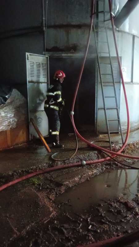 Harghita: Incendiul de la silozul de rumeguș al unei firme de prelucrare a lemnului, stins după aproape șase ore