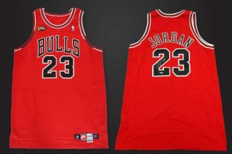 Baschet: Un maiou al lui Michael Jordan a fost vândut pentru suma record de 14 milioane de dolari