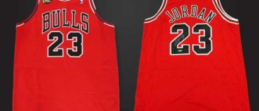 Baschet: Un maiou al lui Michael Jordan a fost vândut pentru suma record de 14 milioane de dolari