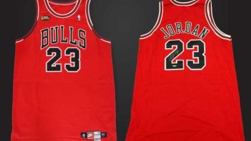 Baschet: Un maiou al lui Michael Jordan a fost vândut pentru suma record de 14 milioane de dolari