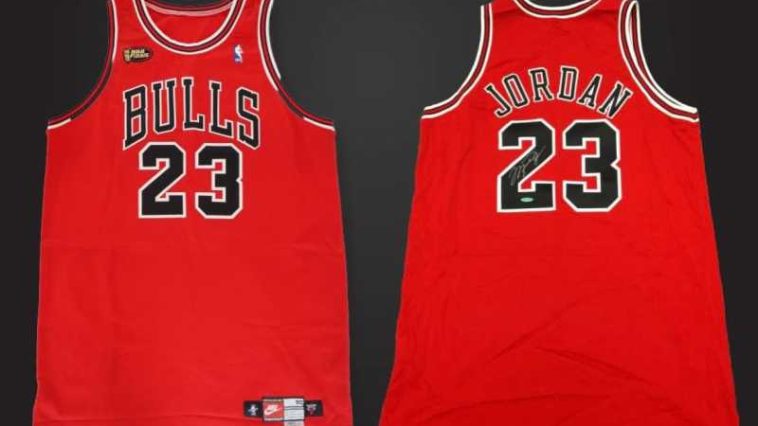Baschet: Un maiou al lui Michael Jordan a fost vândut pentru suma record de 14 milioane de dolari