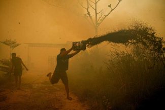 Incendii în Indonezia: 300 de locuințe arse, 1.000 de persoane evacuate în sudul insulei Sumatra