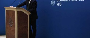 Șeful MI5 avertizează că inteligența artificială ar putea oferi teroriștilor acces la arme biologice