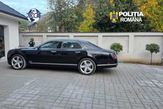 Descinderi la o grupare care importa mașini de lux cu acte false; acuzații de furt și tâlhărie pe teritoriul SUA