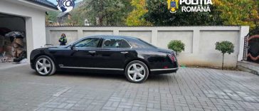 Descinderi la o grupare care importa mașini de lux cu acte false; acuzații de furt și tâlhărie pe teritoriul SUA