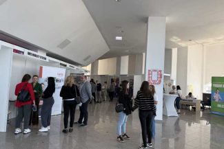 Bihor: Peste 1.500 de vizitatori, cu români reîntorși acasă, la Târgul dedicat energiilor regenerabile organizat de AJOFM (GALERIE FOTO)