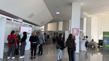 Bihor: Peste 1.500 de vizitatori, cu români reîntorși acasă, la Târgul dedicat energiilor regenerabile organizat de AJOFM (GALERIE FOTO)