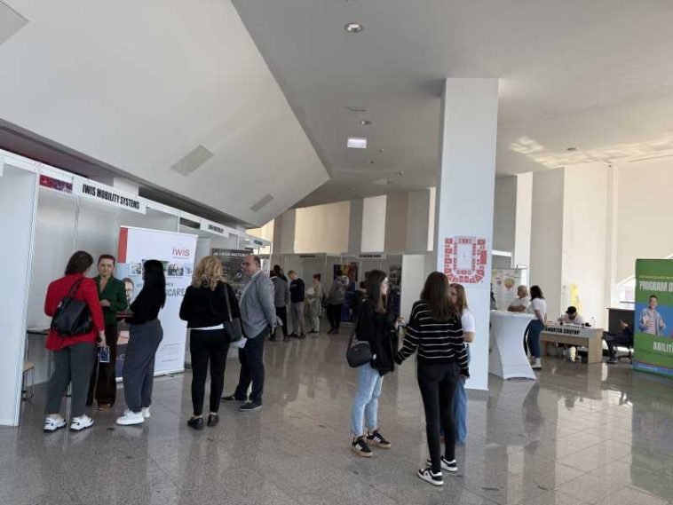 Bihor: Peste 1.500 de vizitatori, cu români reîntorși acasă, la Târgul dedicat energiilor regenerabile organizat de AJOFM (GALERIE FOTO)