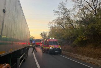 Mureș: Un autocar cu 18 persoane la bord și un camion s-au ciocnit pe DN 13, în localitatea Mihai Viteazu