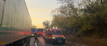 Mureș: Un autocar cu 18 persoane la bord și un camion s-au ciocnit pe DN 13, în localitatea Mihai Viteazu