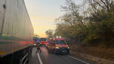 Mureș: Un autocar cu 18 persoane la bord și un camion s-au ciocnit pe DN 13, în localitatea Mihai Viteazu