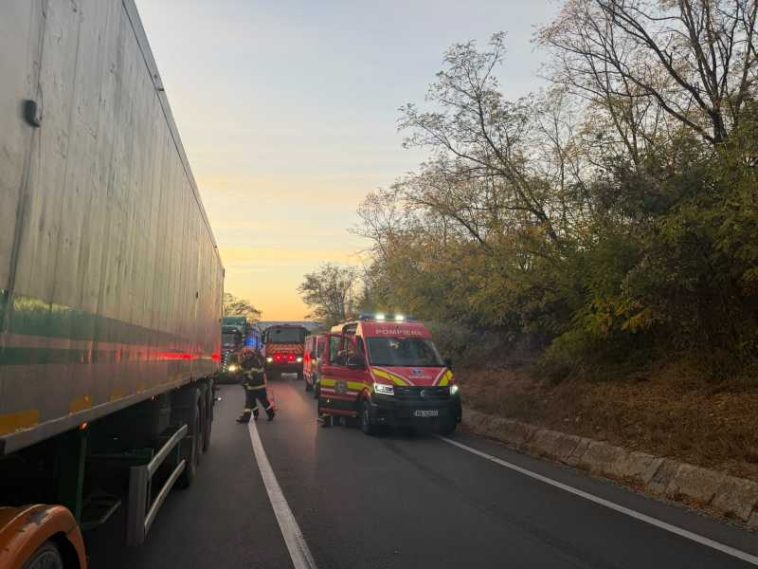 Mureș: Un autocar cu 18 persoane la bord și un camion s-au ciocnit pe DN 13, în localitatea Mihai Viteazu